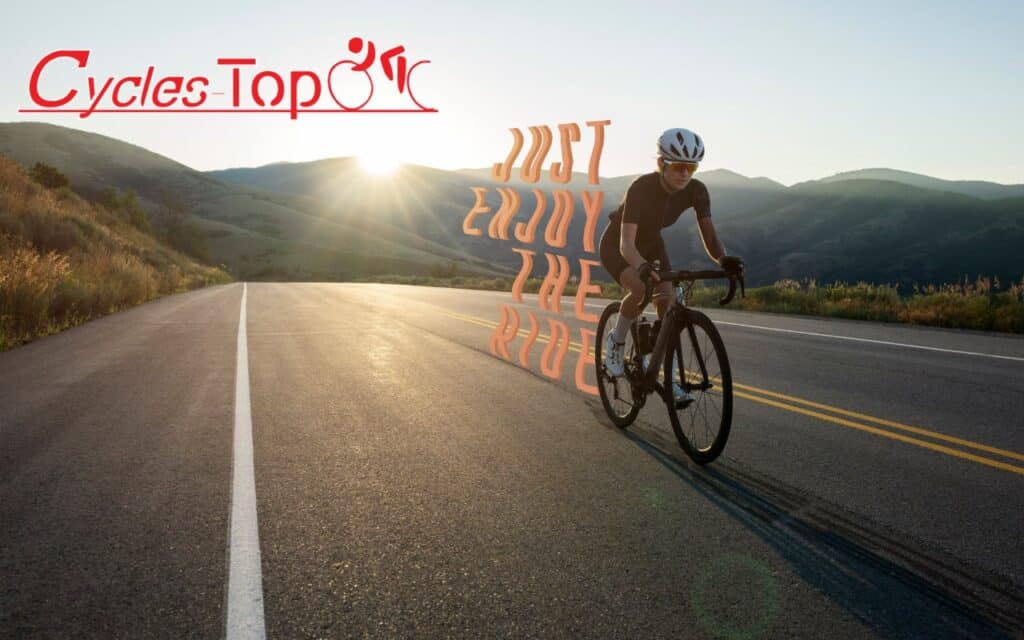 Cycliste en sortie vélo route au levé du soleil