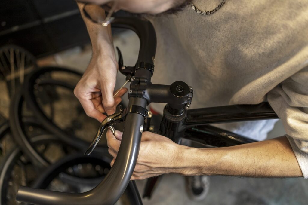 homme effectuant une réparation sur le guidon d’un vélo