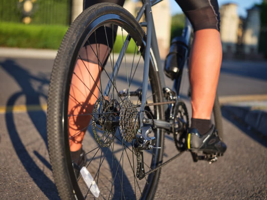 Cycliste sur son vélo en pleine action profitant d’une sortie sportive en extérieur